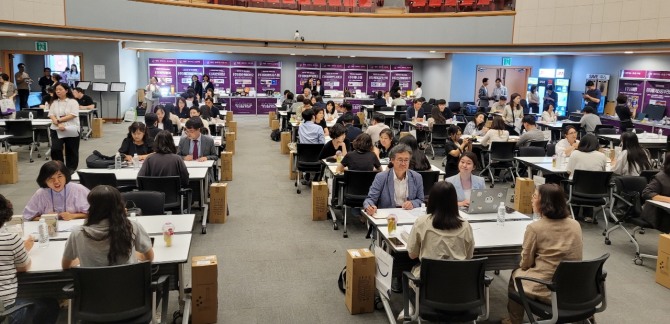 지난 11일 안산문화예술의전당 국제회의장에서 한국여성경제인협회 경기지회와 함께 26개 기관과 47개 여성기업이 맞춤형 구매상담을 진행하고 있다. 사진=안산시