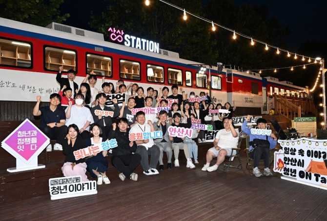 지난 6월 10일 이민근 안산시장이 청년상상스테이션 개소식에서 청년들의 삶과 도전을 응원하고 있다. 자료 사진=안산시