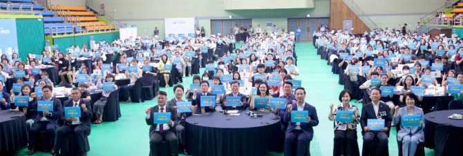 지난 13일 광명시민체육관에서 열린 '제8회 광명시민 500인 원탁토론회' 참석자들이 기념사진을 촬영하고 있다. 사진=광명시