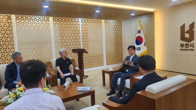 지난 12일 조용익 부천시장이 ISO 45001 인증 추진을 위한 본심사 과정에서 면담을 진행하고 있다.   사진=부천시
