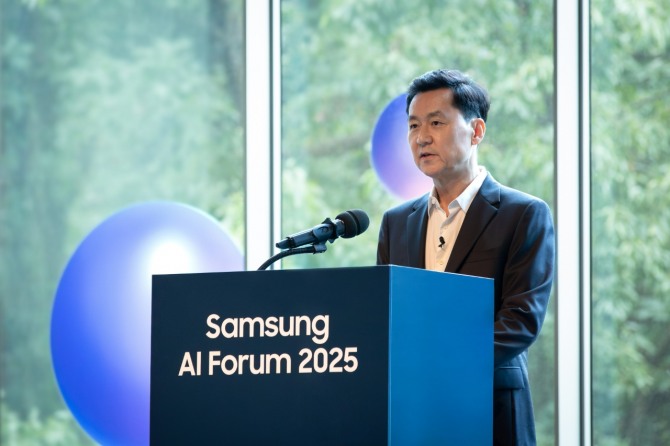 전경훈 삼성전자 CTO 겸 삼성리서치장(사장)이 삼성 AI포럼 2025에서 연설하고 있는 모습. 사진=삼성전자