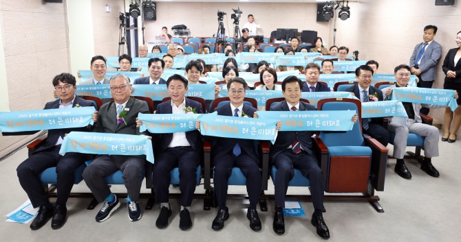15일 경기도 의정부시 신흥로에서 열린  ‘경기권 통일플러스센터’ 개관식. 김동연 경기도지사(오른쪽 두번째), 정동영 통일부장관, 이재강·박지혜 국회의원, 김동근 의정부시장, 조성환 경기도의회 기획재정위원장 등이 기념촬영을 하고 있다.  사진=경기도 