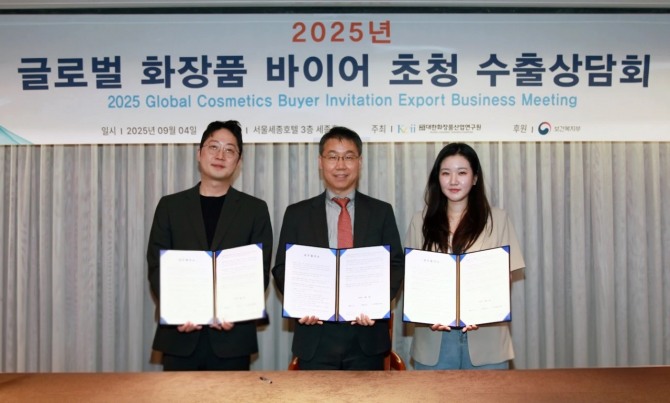 NS홈쇼핑이 뷰티 협력사들의 해외 판로 개척에 적극적으로 나섰다. 미국과 동남아 시장에서는 성과도 거두고 있다. 지난 4일 아이디플라코스메틱, 미국 아마존 판매대행사 파인드렉과 미주 지역 수출을 위한 3자 업무 협약을 체결했다. 왼쪽부터 유대희 NS홈쇼핑 고객지원본부장, 조병규 아이디플라코스메틱 본부장, 파인드렉 레오니 CMO. 사진=NS홈쇼핑
