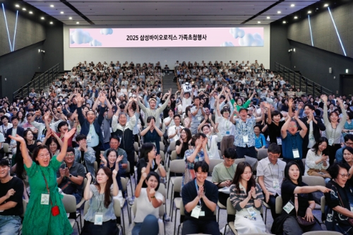 인천 송도국제도시에서 열린 2025 삼성바이오로직스 가족초청행사에 참석한 임직원과 가족들이 행사 시작에 앞서 환호성을 보내고 있다. 사진=삼성바이오로직스