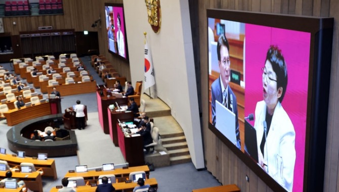 임이자 국민의힘 의원이 15일 오후 서울 여의도 국회에서 열린 제429회국회(정기회) 제5차 본회의에서 김민석 국무총리에게 대정부 질문을 하고 있다. 사진=뉴시스