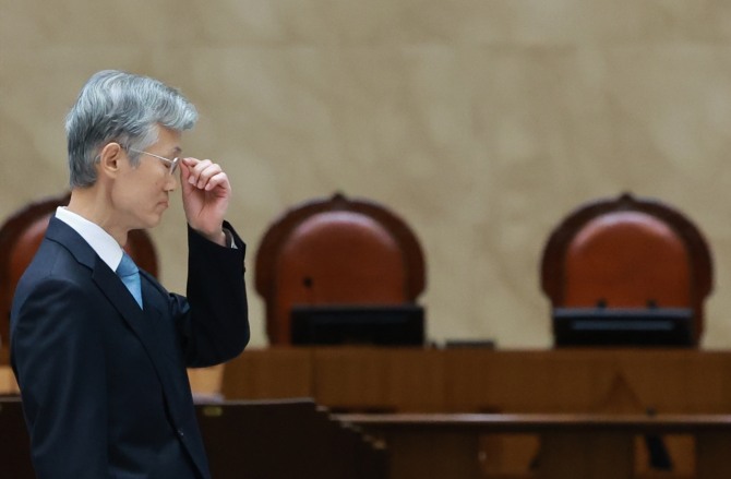 조희대 대법원장이 12일 서울 서초구 대법원 중앙홀에서 열린 '2025 대한민국 법원의 날 기념식'에서 시상에 앞서 안경을 고쳐 쓰고 있다. 사진=연합뉴스