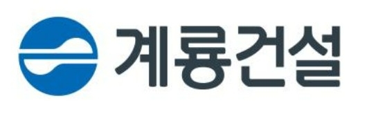 계룡건설이 이달 1일부터 건설 현장 일용직 근로자의 임금을 주 단위로 직접 지급하는 ‘직접 주급 지급제’를 시행하고 있다. 계룡건설 CI. 사진=계룡건설