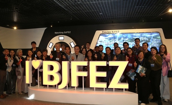 16일 필리핀 경제사절단이 BJFEZ를 방문해 기념촬영을 하고 있다. 사진=부산진해경제자유구역청