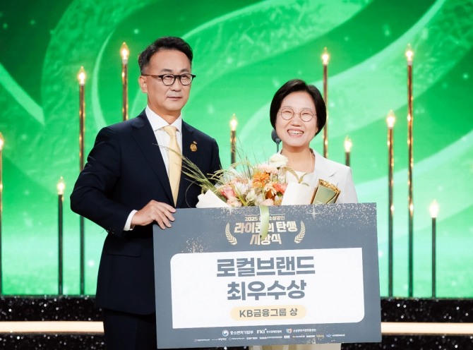 (왼쪽부터) 지난 11일 KBS 별관에서 진행된 에서 KB금융지주 박영준 전무(CSO)와 기린컴퍼니 송주현 대표가 기념촬영을 하고 있다. 사진=KB금융그룹