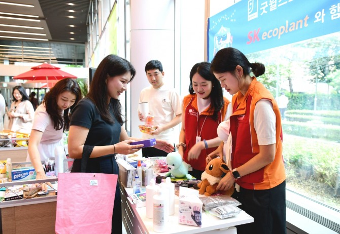SK에코플랜트는 지난 12일 서울 종로구 수송동 본사에서 바자회를 개최했다고 17일 밝혔다. 이번 바자회는 SK에코플랜트가 사회적 기업 굿윌스토어와 함께 진행해 온 자원순환 기부 프로그램 CE100의 일환이다. SK에코플랜트 임직원들이 바자회에서 기부물품을 구매하는 모습. 사진=SK에코플랜트
