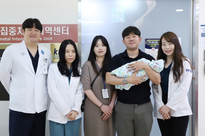 ﻿차 의과학대학교 분당차여성병원 외과 한정희(왼쪽부터) , 산부인과 이지연, 난임센터 김수민 교수가 출산 부부와 함께 출산 성공 기념 촬영을 하고 있다. 사진=분당차병원 