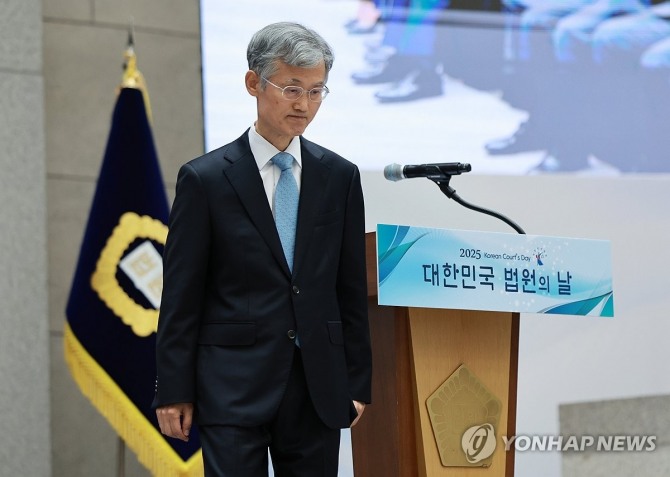 조희대 대법원장이 17일 입장문을 내고 “이재명 대통령의 형사 사건과 관련해 (대선 전) 한덕수 전 총리는 물론이고 외부의 누구와도 논의한 바 전혀 없다”고 밝혔다. 사진은 조 대법원장이 12일 서울 서초구 대법원 중앙홀에서 열린 ‘2025 대한민국 법원의 날 기념식’에서 기념사를 한 뒤 자리로 돌아가는 모습. 사진=연합뉴스