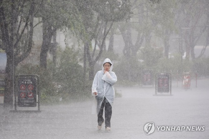 17일 서울 종로구 광화문광장 인근에 비가 내리고 있다. 사진=연합뉴스