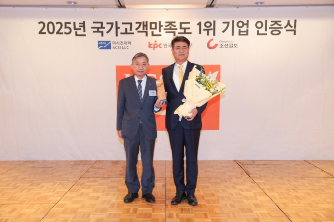 서울 중구 롯데호텔 서울에서 열린 ‘2025 국가고객만족도(NCSI)’ 시상식에서 오뚜기라면 이신혁 대표이사(왼쪽 두 번째)가 조선일보 홍준호 대표이사(왼쪽 첫 번째)와 기념촬영을 하고 있다. 사진=오뚜기