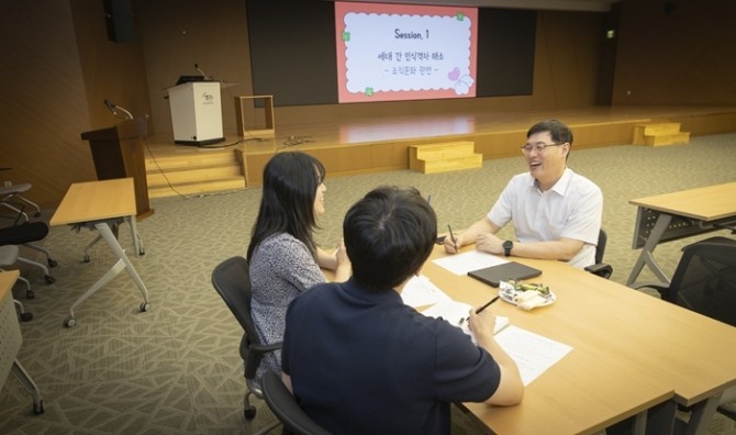 한국남부발전과 자산관리공사 측 ‘크로스-리버스 멘토링’ 참가자들이 17일 부산국제금융센터 3층 강당에서 열띤 토론을 펼치고 있다. 사진=남부발전