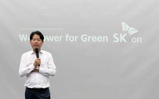 박기수 SK온 미래기술원장이 17일 한양대학교에서 특강을 진행하고 있다. 사진=SK온