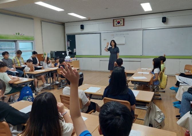 지난 17일 함평초등학교에서 열린 ‘경험과 연결하여 시의 의미 구성하기’수업에서 학생들이 학습활동에 참여하고 있다.  사진=전남교육청