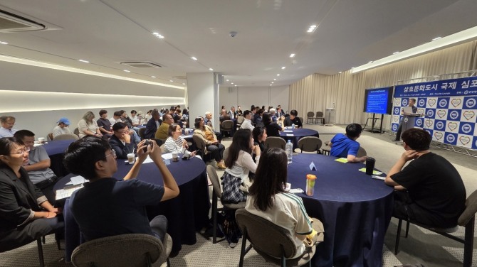 지난 17일 세계 각국 도시 대표단과 전문가들이 한양대 에리카캠퍼스에서 열린‘2025 안산 상호문화도시 국제심포지엄’첫날 라운드테이블 토론을 진행하고 있다. 사진=안산시 