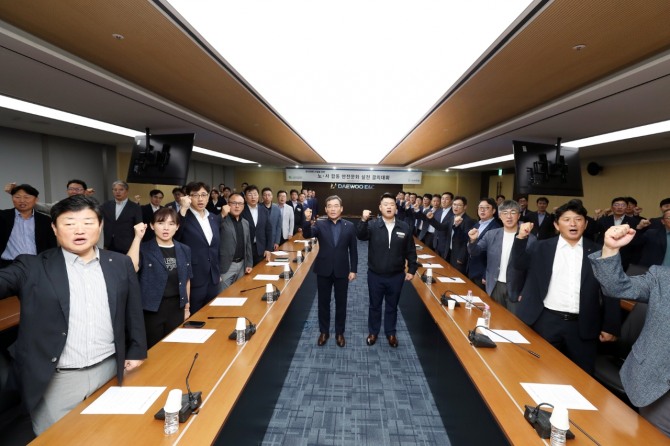 정부가 중대재해 기업에 대한 처벌을 크게 강화하면서 대우건설과 한화 건설부문, 롯데건설 등 건설사들이 내부 조직을 개편하고 협력사·노조와 대책을 논의하는 등 분주하게 움직이고 있다. 사진은 김보현 대우건설 사장(중앙 왼쪽)과 심상철 대우건설 노동조합 위원장(중앙 오른쪽) 등 대우건설 노사 관계자들이 17일 서울 중구 을지로 본사에서 진행된 노사 합동 안전문화 결의대회 개최에서 노사 안전 동행 공동선언을 하는 모습. 사진=대우건설