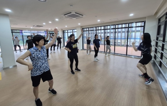 전문 생활체육 지도사가 ‘찾아가는 아파트 비만 예방 프로그램’을 진행하고 있다. 사진=인천 중구