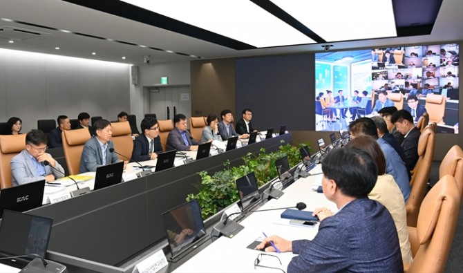 이정기 사장직무대행(왼쪽 앞줄 왼쪽에서 세 번째)이 임원 및 전국공항장들과 자회사 단체행동에 대비한 점검회의를 진행하고 있다. 사진=한국공항공사