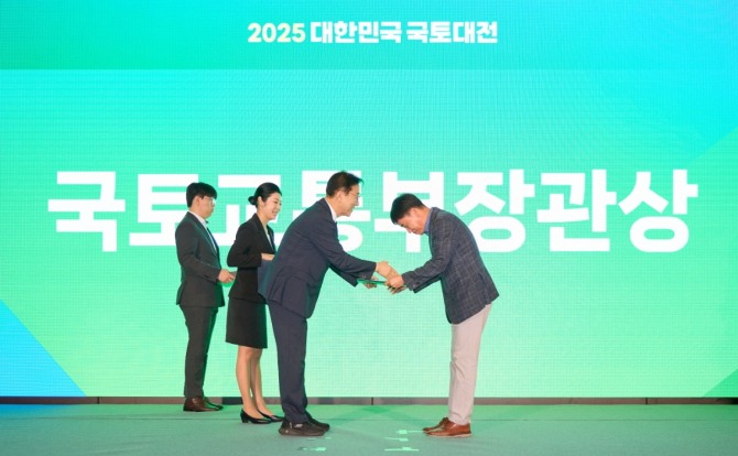 포천시가 한탄강 와이(Y)형 출렁다리 ‘2025 대한민국 국토대전’ 국토교통부 장관상을 수상하고 있다. 사진=포천시