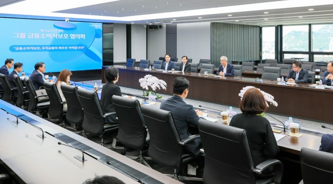 우리금융그룹(회장 임종룡)은 지난 18일 서울 중구 우리금융 본사에서 지주 및 자회사 금융소비자보호 총괄책임자(CCO) 12명이 참석하는 ‘그룹 금융소비자보호 협의회’를 개최하고, 소비자 보호를 위한 대응 역량 강화 의지를 공고히 했다. 사진=우리금융그룹