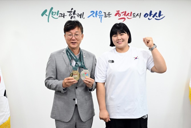 지난 달 1일 이민근 안산시장(왼쪽)이 ‘2025 라인루르 하계유니버시아드’에서 금메달을 획득한 김하윤 선수와 기념촬영을 하고 있다. 사진=안산시
