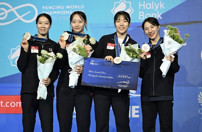 '2025 세계펜싱선수권대회'에 참가해 은메달을 획득한 대한민국 사브르 대표팀 선수들이 시상식을 마치고 기념촬영을 하고 있다. 자료 사진=안산시