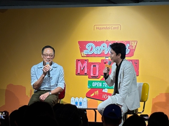 정태영(왼쪽) 현대카드 부회장이 20일 서울 용산구 이태원에서 열린 현대카드 '다빈치모텔'에서 방송인 유희열 씨와 대담을 하고 있다. 사진=이민지 기자