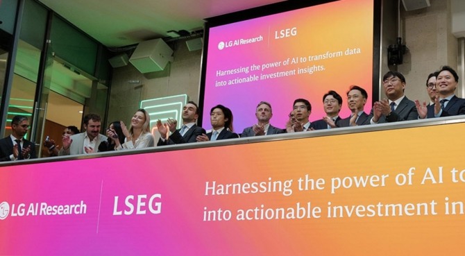 (오른쪽에서 네 번째부터)이화영 LG AI연구원 AI사업개발부문장, 임우형 LG AI연구원 공동 연구원장, 이홍락 LG AI연구원 공동 연구원장이 기념촬영을 하고 있다. 사진=LG