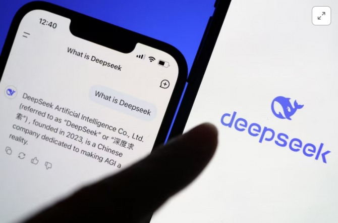 딥시크(DeepSeek)의 로고가 휴대폰의 AI 비서 앱과 함께 표시되어 있다. 사진=로이터