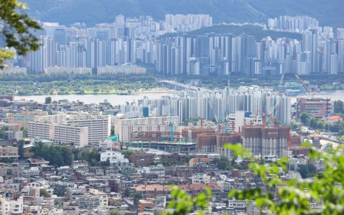 정부가 지난 6월 27일 발표한 ‘가계대출 규제’가 서울 아파트값과 가계부채 증가세를 억제하는 효과가 있었다. 사진=연합뉴스