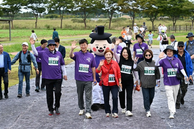 이민근 안산시장(왼쪽 두번째)이 대부포도축제 둘째 날인 지난 20일 대부해솔길 걷기대회에 참여하고 있다. 사진=안산시