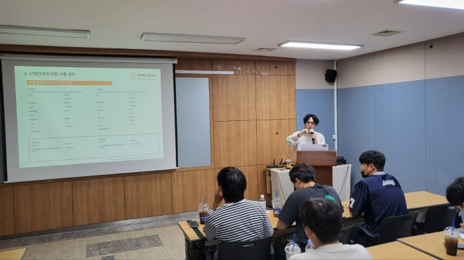 한화 건설부문은 지난 19일 대전 동구 정동 대전역사 내 회의실에서 ‘협력사 안전관리자 전문화교육’을 실시했다고 22일 밝혔다. 협력사 안전관리자 전문화교육 장면. 사진=한화 건설부문