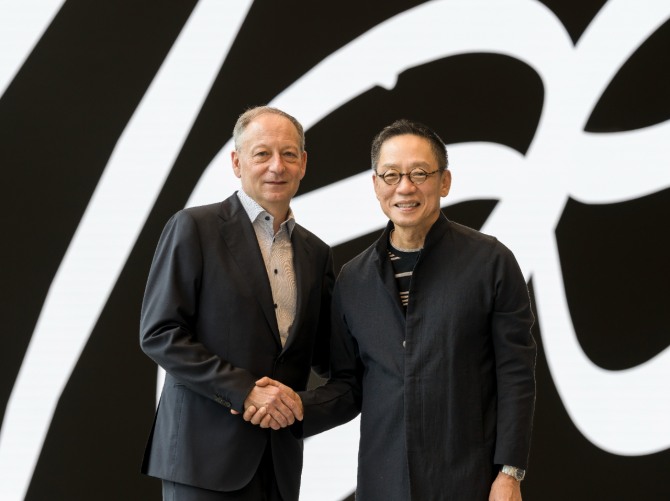 (오른쪽부터) 정태영 현대카드 부회장, 크리스토프 셰릭스(Christophe Cherix) 뉴욕현대미술관 관장. 사진=현대카드 제공