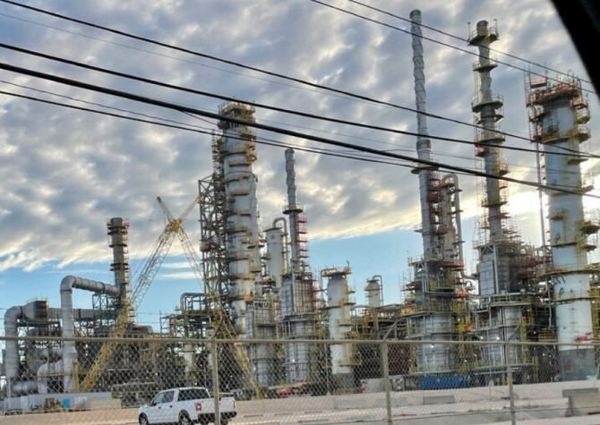 미국 텍사스주 보몬트에 있는 엑슨 모빌(Exxon Mobil)의 정유소에서 건설 중인 새로운 원유 증류 장치의 전체 모습. 사진=로이터
