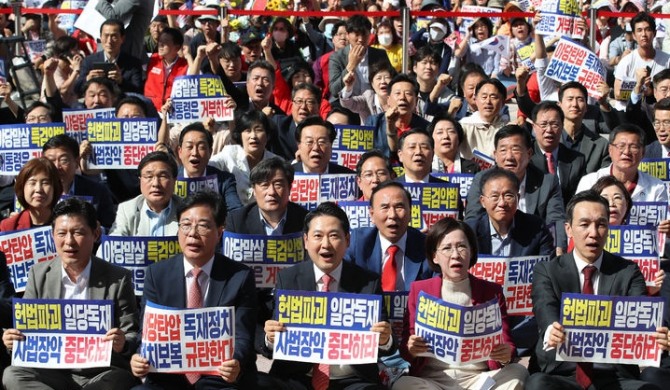장동혁 국민의힘 대표와 송언석 원내대표를 비롯한 국민의힘 관계자들이 21일 대구 동구 동대구역 광장에서 열린 야당탄압·독재정치 국민 규탄대회에 참석해 구호를 외치고 있다. 사진=뉴시스