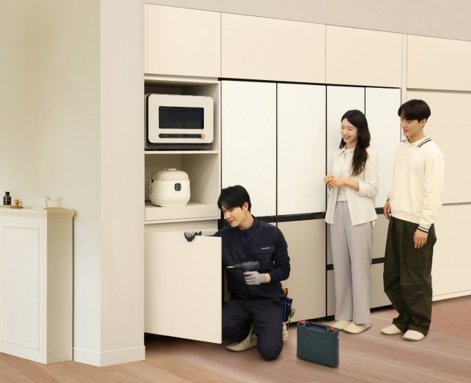 삼성전자 직원이 가전에 맞는 가구장을 리폼하고 있다. 사진=삼성전자