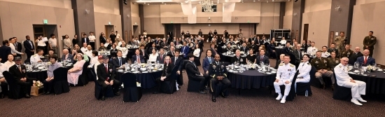 유정복 시장이 화합과 평화를 위한 만찬회 밤에 참석해 호주 참전용사들과 단체 촬영을 하고 있다. 사진=인천시