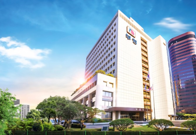 부영그룹은 지난 22일 육군 1군단, 육군 22·25사단, 공군미사일방어사령부, 공군방공관제사령부에 과자 2500세트를 선물했다고 23일 밝혔다. 약 2000만원 상당이다. 서울 중구 서소문동 부영그룹 사옥. 사진=부영그룹