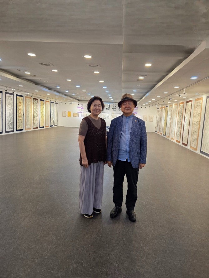 한글서예물결전(한국서예협회 한글분과위원장 유경희와 한국예술평론가협의회 회장 장석용)