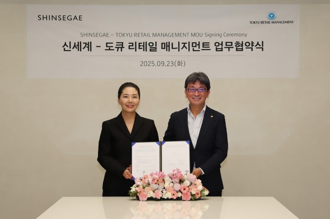 신세계백화점은 23일 서울 서초구 신세계백화점 본사에서 일본 도큐그룹 내 도큐 리테일 매니지먼트와 한·일 컨텐츠 교류 및 비즈니스 모델 강화를 위한 MOU를 체결했다고 24일 밝혔다. 왼쪽부터 장수진 신세계백화점 상품본부장, 홋타 마사미치 도큐 리테일 매니지먼트 대표이사. 사진=신세계백화점