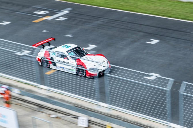 ‘2025 오네 슈퍼레이스 챔피언십’ 토요타 가주 레이싱 6000클래스 7라운드에서 금호 SLM팀 이창욱 선수의 주행하고 있다. 사진=금호타이어