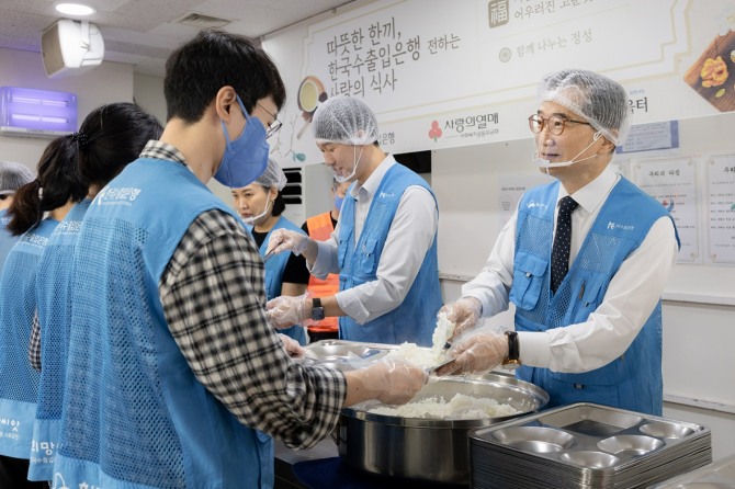 안종혁(오른쪽) 한국수출입은행 은행장 직무대행이 임직원들과 함께 23일 서울역 노숙인 무료급식소 '따스한채움터'에서 배식 봉사활동을 하고 있다. 사진=한국수출입은행