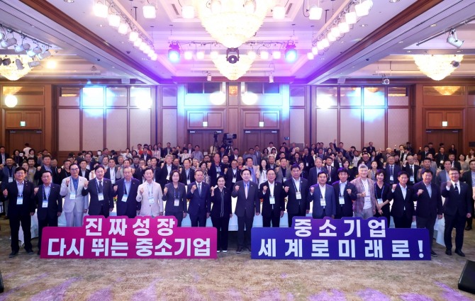 중소기업중앙회 주최로 23일 개막한 ‘2025 중소기업 리더스포럼’ 개막식에서 참석자들이 기념촬영을 하고 있다. 사진=중기중앙회