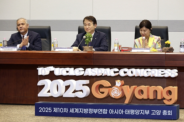 아시아·태평양지역 지방정부 지도자 원탁회의(왼쪽부터 압드 하미드 후세인 말5. 레이시아 지방정부협회 협회장, 이동환 고양특례시장, 버나디아 찬드라데위 UCLG ASPAC 사무총장). 사진=고양시