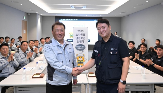 기아 최고안전보건책임자(CSO) 최준영 사장과 전국금속노조 기아자동차지부 하임봉 지부장이 6일 경기 광명시 기아 AutoLand광명에서 열린 '2025 노사공동 안전보건 선언식'에 참석해 기념촬영 하고 있다. 사진=뉴시스