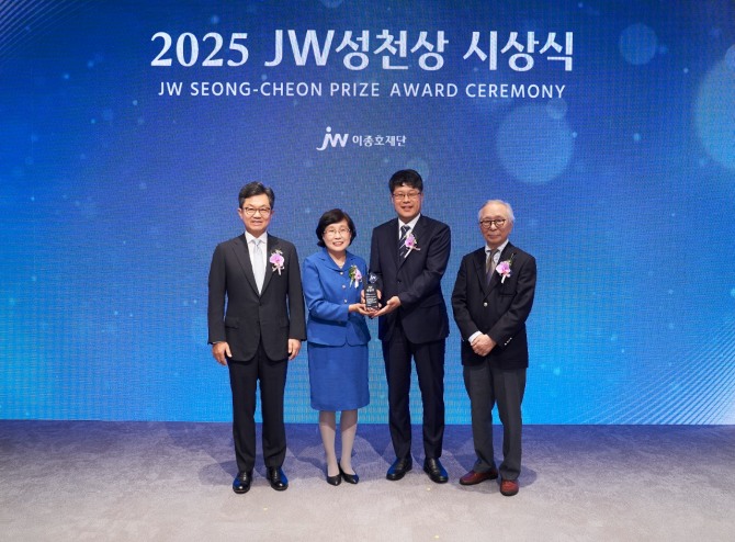 JW중외제약의 공익재단인 JW이종호재단은 지난 24일 경기도 과천시 소재 JW사옥에서 ‘2025 JW성천상’ 시상식을 개최했다. (왼쪽부터) 이경하 JW이종호재단 이사장(JW 회장), 2025 JW성천상 수상자 전진경 아프리카미래재단 짐바브웨지부 메디컬디렉터와 강동원 지부장, 이성낙 JW성천상위원회 위원장이 기념촬영을 하고 있다. 사진=JW중외제약