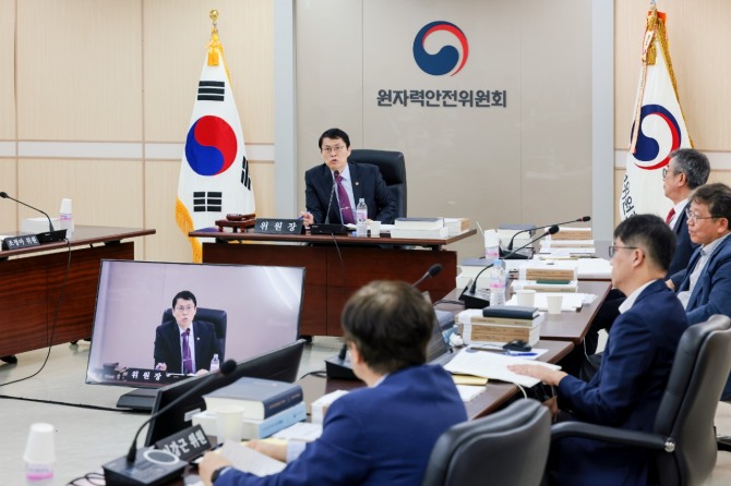 원자력안전위원회는 25일 회의를 열고 고리원전 2호기의 사고관리계획서 승인안과 계속운전 허가안을 심의했지만 위원들간 이견이 있어 국정감사 기간에 열리는 다음 회의 대신 23일 회의때 다루기로 했다. 사진=원안위